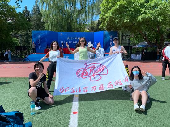 今年4月22日,王珂(中)参加完学校运动会1500米项目后与社团成员合影。受访者供图