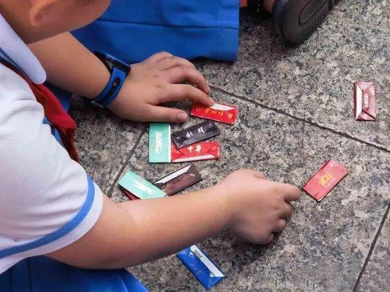 最近，小学生在玩“香烟卡”。三亚教育局:禁止带进校园。