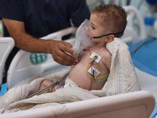 当地时间2024年6月9日，在巴勒斯坦加沙地带汗尤尼斯的欧洲医院，一名因营养不良而健康状况恶化的巴勒斯坦儿童Ahmed Issam Al-Jabour正在挣扎求生。