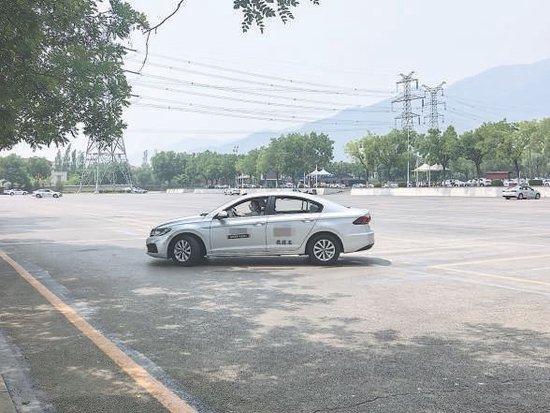 在驾校的智能教学区,教练不再坐车内指导,学员主要跟着屏幕学习