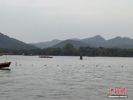 2025年11月14日，杭州西湖一景。　（陈洁供图）