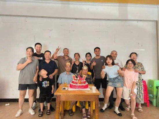 △图最右边四位是张筝与“妈妈”“爸爸”“姐姐”。受访者供图