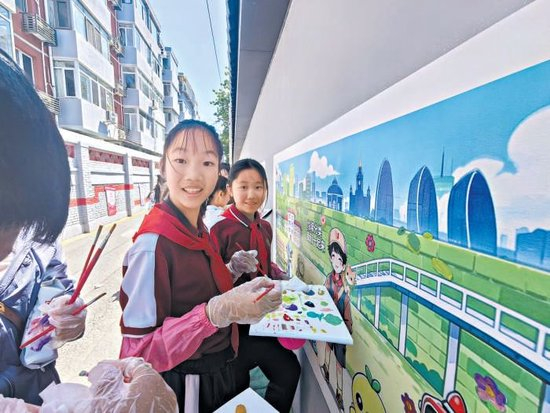 展览路一小的学生参与“童径”墙面绘制。学校供图