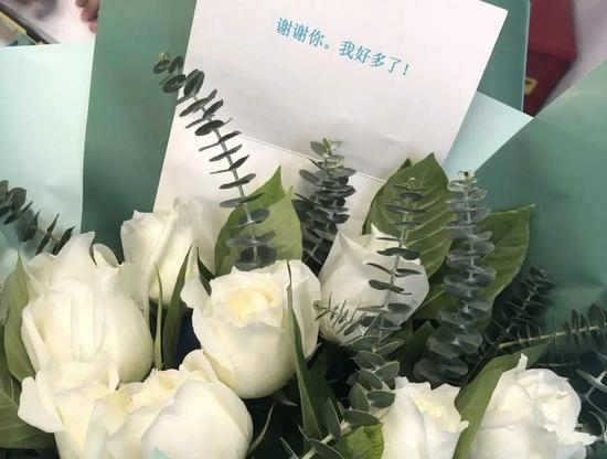 咨询结束后，一个用户给能量加油站寄来鲜花