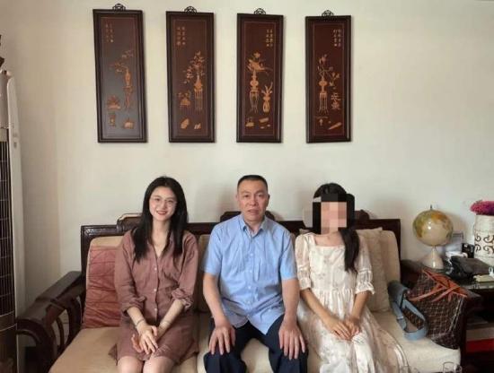 研二时,李右溪和师妹在导师家中上课。受访者供图