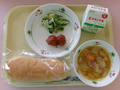 校园供餐引争议 日本一小学午餐被批“战时伙食”