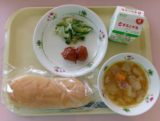 图为日本富山县砺波市一小学的午餐。图源：日媒