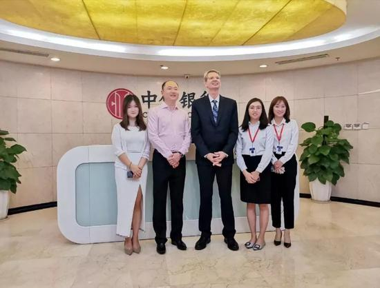 　　美国驻成都总领事馆商务领事范思杰先生（左三） 金吉列留学副总裁王宁先生（左二）金吉列留学成都分公司总经理王亚兰女士（左一）金吉列留学成都分公司美国一部经理黄玉娟女士（右二）金吉列留学成都分公司美国二部经理魏琳女士（右一）