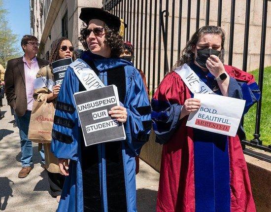 当地时间2024年4月22日，美国纽约，巴纳德学院的教授声援因参与抗议而被停学的哥伦比亚大学学生。