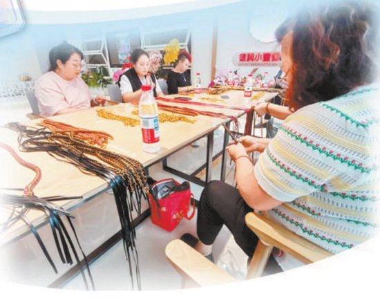 在德润小蜜蜂工坊，房山区的山区妇女可以通过编织背包链增加收入。