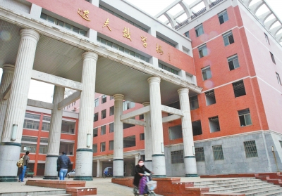 逸夫教学楼的玻璃都已经破败不堪