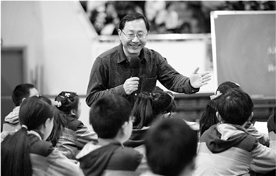 “小学校长当教授”缘何成新闻