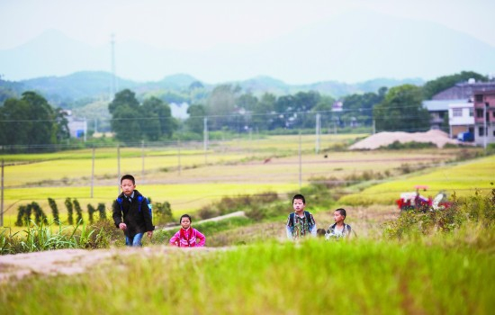 2015年10月8日，湖南省平江县石牛寨，儿童们步行上学。视觉中国供图