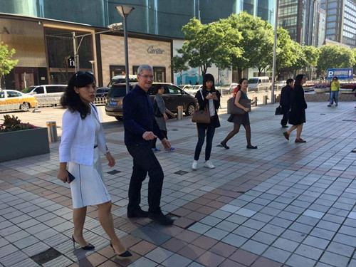 苹果CEO库克第八次访华 与滴滴总裁柳青现身王府井苹果店