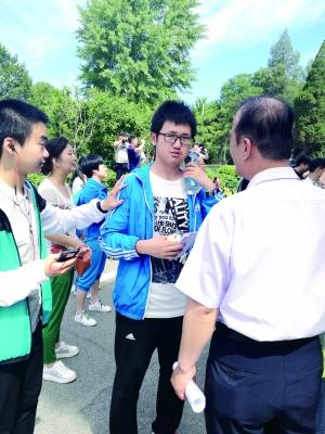 昨天上午，考生刚走出考场，就被家长围住了。