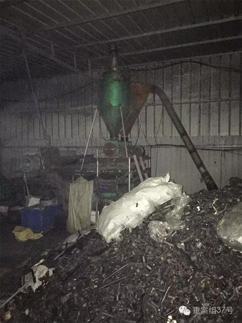 作坊内加工橡胶废料的机器