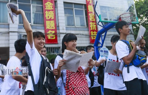 中考结束后，接下来的暑期对他们来说是一个难得放松时段。记者颜篁 摄