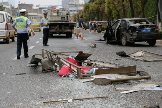 　　距离站台20多米远的地方，停着一辆车身损毁严重的黑色轿车，轿车车头的“大众”标志则还在身后倒地广告牌上