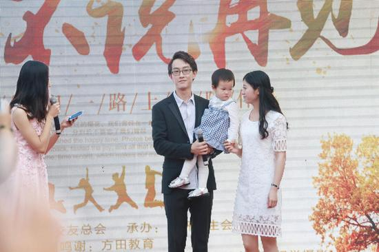 幸福的一家三口。