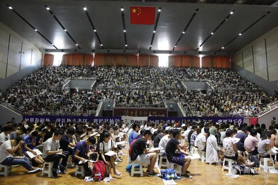 　　据了解，随着就业形势的压力，不少大学生开始纷纷加入到考研大军的队伍，通过考研来缓解就业形势。
