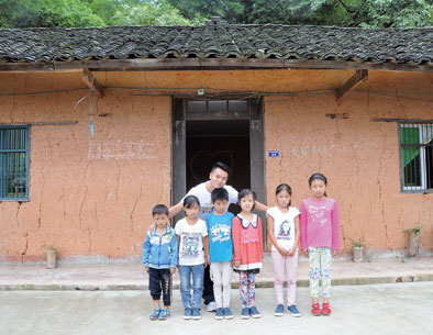 杨柳小学周正文老师与6名学生的合影（9月1日摄）。新华社记者李平摄