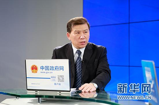 　　一年一度的国家公务员招考备受瞩目，国考招考公告已于10月13日发布。10月18日，国家公务员局考试录用司副司长彭忠宝做客新华网解读2017年度中央机关及其直属机构考试录用公务员工作。新华网 夏添 摄