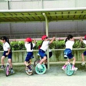 日本小学生学习自立从骑独轮车开始_手机新浪网