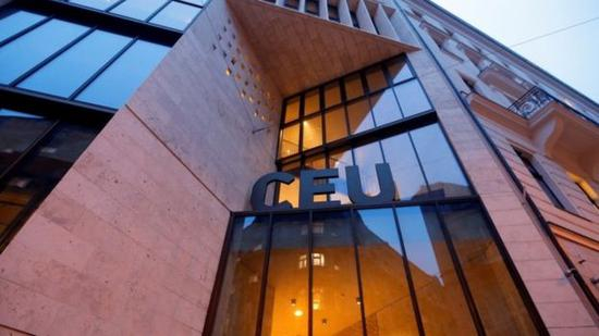 匈牙利中欧大学面临关停风险 引教师与学生抗议