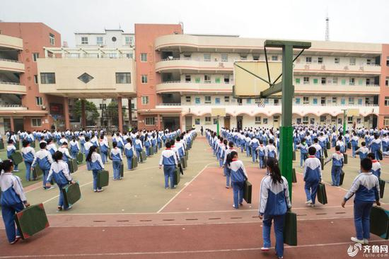 图为学生们进入操场。