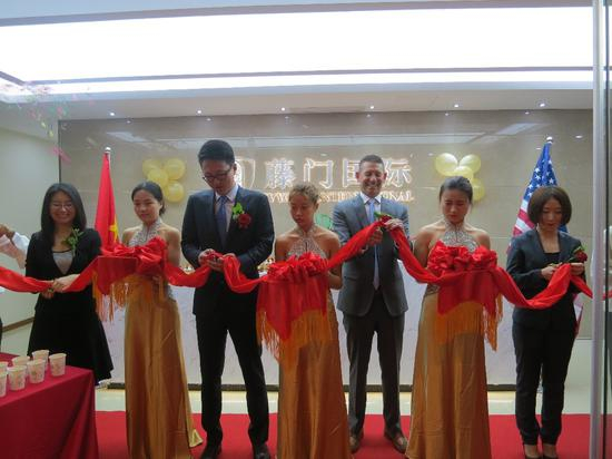 　　藤门国际总裁钱虎、副总裁张宝惠、波士顿办公室负责人Stephen、藤门杭州分公司总经理韩小玉为杭州分公司剪彩