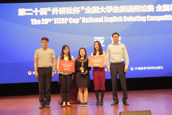 中华全国学生联合会执行主席时正和外语教学与研究出版社蔡剑峰社长为亚军北京大学代表队颁奖