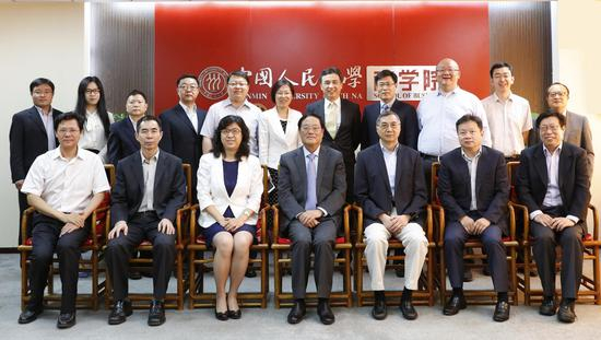 　　评审专家组王方华教授（前排左四）、罗文钰教授（前排右三）、李新春教授（前排左二）、唐鹏飞先生（前排右二）、林梦泉处长（前排左一）、韩婷婷（后排左二）与伊志宏副校长（前排左三）、研究生院刘凤良常务副院长（前排右一）等校部机关领导、商学院领导合影