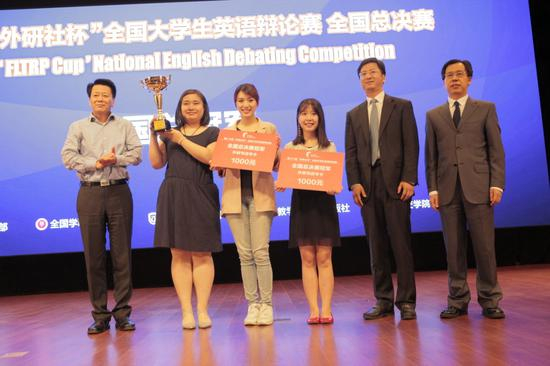 　　外交部翻译司张建敏司长，外交学院齐大愚书记和北京外国语大学孙有中副校长为冠军澳门大学代表队颁奖