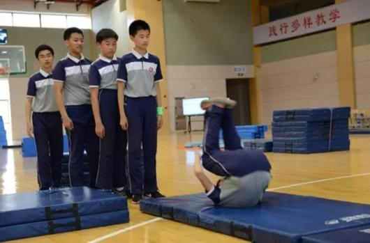 华东师大二附中附属初级中学前滚翻教学交流。