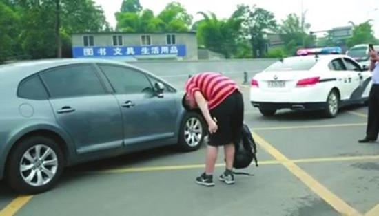 抵达考场后，考生向送他的好心司机深深鞠了一躬。 华西都市报 图