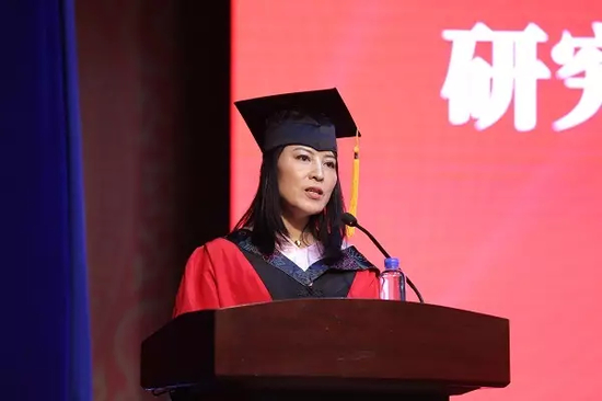 教师代表俞丽辉副教授发言