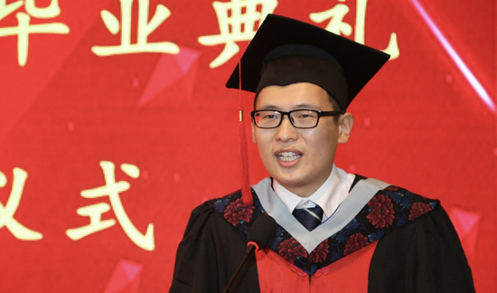 毕业生代表发言照片