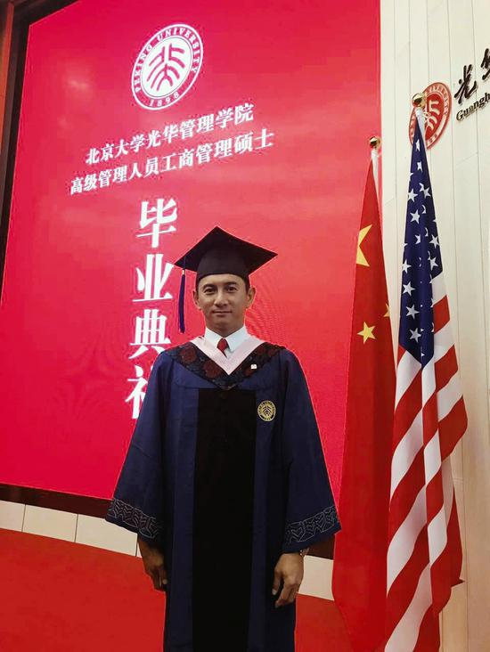 吴奇隆取得北大EMBA硕士 毕业照曝光网友跪了