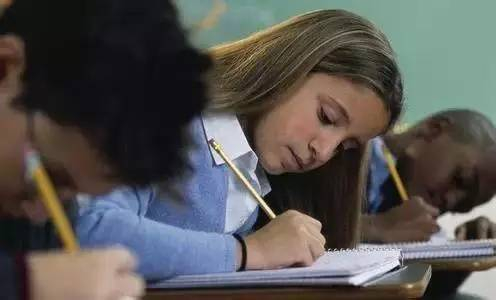 如果是因为粗心而出现错误，可以给孩子设定一些小惩罚