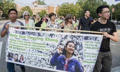 　　当地时间6月29日，美国伊利诺伊州，章莹颖家人和朋友在为章莹颖举办的祈祷集会上。 图片来源：美联社