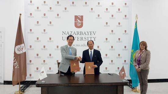 理大校长唐伟章教授（左）与哈萨克的纳扎尔巴耶夫大学校长Shigeo Katsu （右）签署合作备忘录