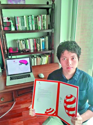晏邵廷手捧获奖证书。（谭妙蓉摄影）