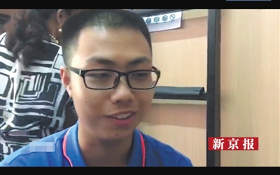 清华新生唐超因其父亲在米粉店贴出停业告示成为网络红人。吴江 摄
