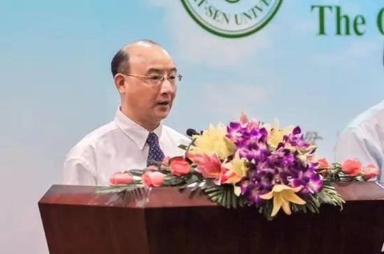 黎孟枫副校长主持开学典礼