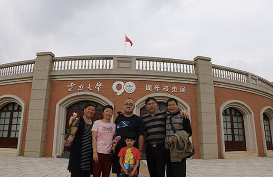 一名云南大学法学院2017级研究生与家人合影。任婧 图