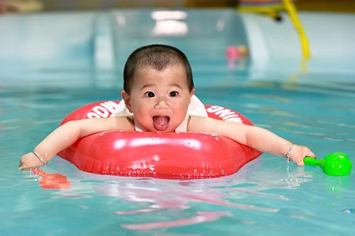 婴幼儿游泳 图片来自互联网