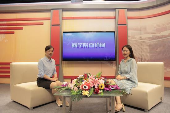 (左起）广东工业大学MBA教育中心主任奚菁、主持人赵紫涵