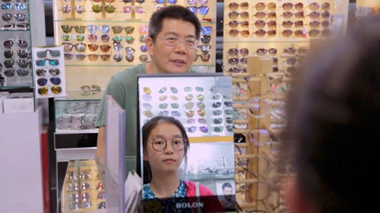 爸爸给萌萌配眼镜