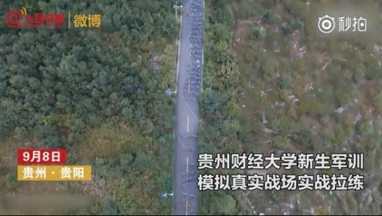 学生们徒步7.8公里，历经防空区演练、污染区演练和敌占区演练，空袭毒气样样有。