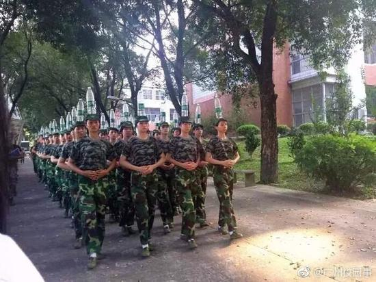 　　除此之外，喝水前必须统一喊口号：拿起水瓶，拧开盖盖，放到嘴边，来一口，再来一口，拧上盖盖，报告教官，喝水完毕。